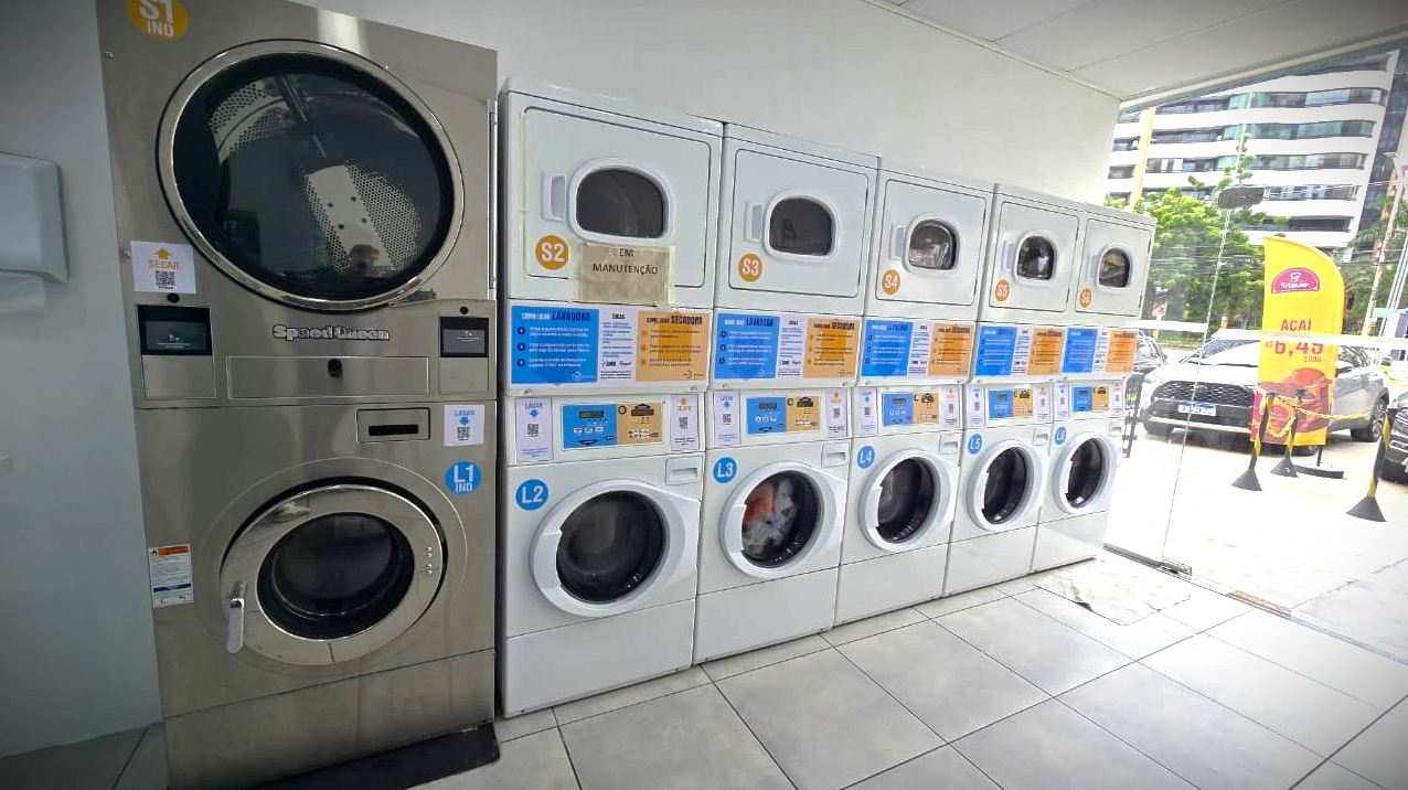 Interior da loja com conjuntos de lavadoras e secadoras disponíveis